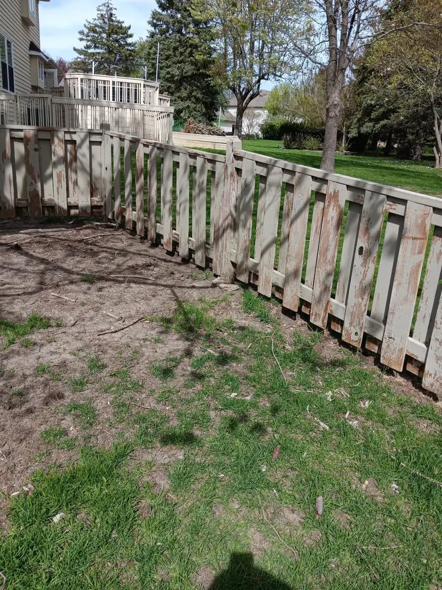 Close view of the fence before refinishing.